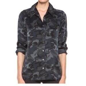 Equipment blouse in size xs grey and black camo print